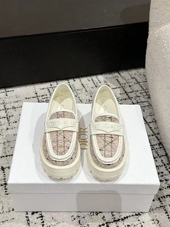 👟👟Ex-factory price 680👟👟 Dior 25/spring and summer new ultra-light loafers, new large soles and thick soles, the layout strives to create fashionable classic items, new products created at the first major show of Paris Fashion Week, the inspiration is cleverly combined with the perfect shoe shape by the D chief designer. Matched with brand buckles, it is more fashionable! Original version, perfect and exquisite workmanship!  ✔️Upper: imported open-edge beaded cowhide ✔️Inner lining: water-dyed cowhide ✔️Sole: IP foam outsole ✔️Size: #35-41 (40 41 customized items are not returnable)